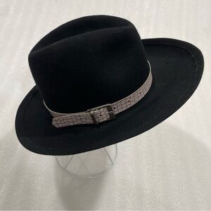 BETMAR Stylish Black Fedora with Buckle Band Faux Reptile 21.5” EUC